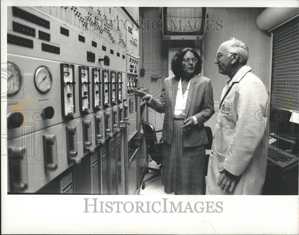 1989 Press Photo Helen Petravskas Timothy cavanaugh - Historic Images