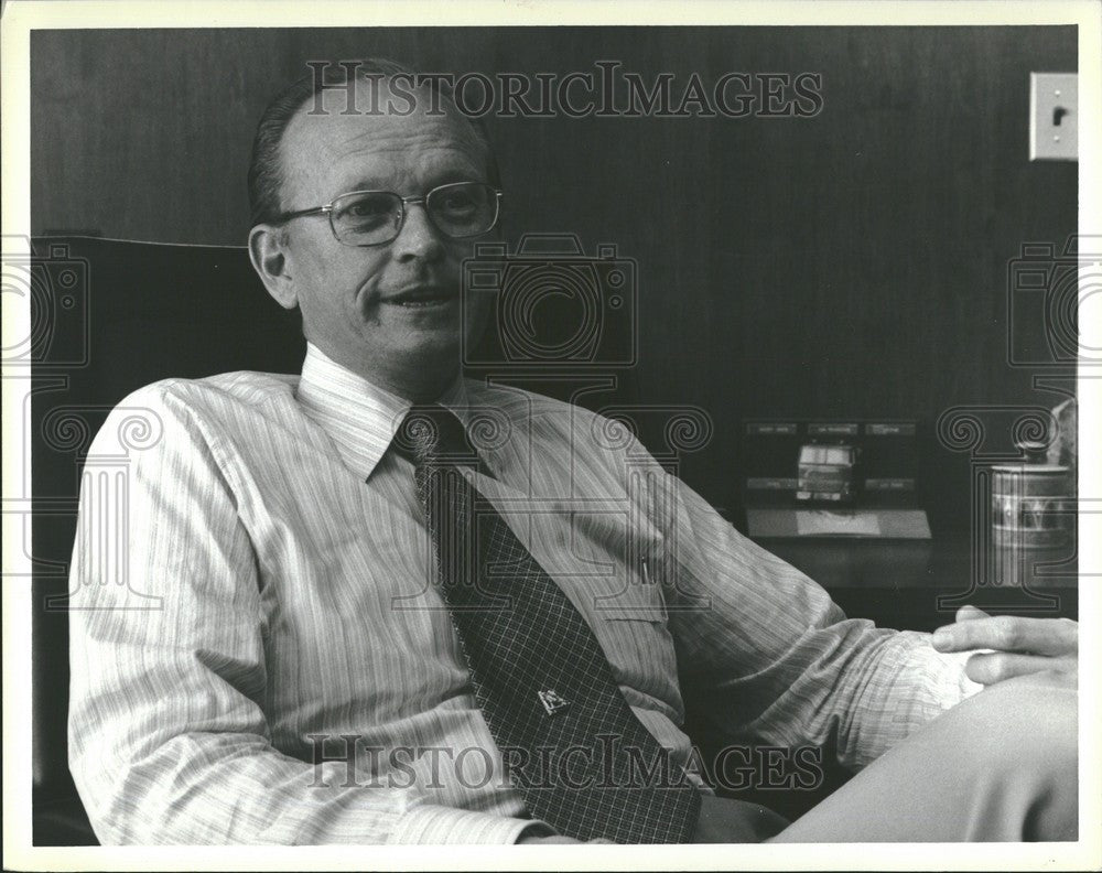 Press Photo Donald E. Peterson Ford Auto - Historic Images