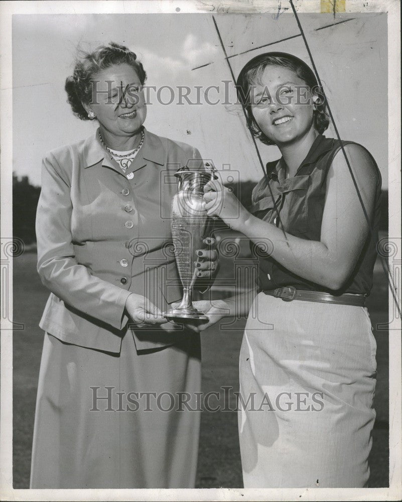 1952 Press Photo Sally Sharp golfer A52 Det. Jr Trophy - Historic Images