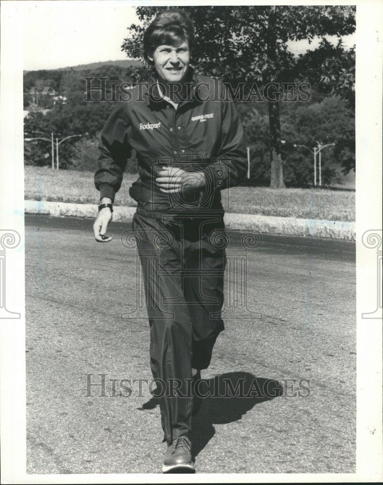 1986 Press Photo Rob Sweetgall Walking Health Newark - Historic Images