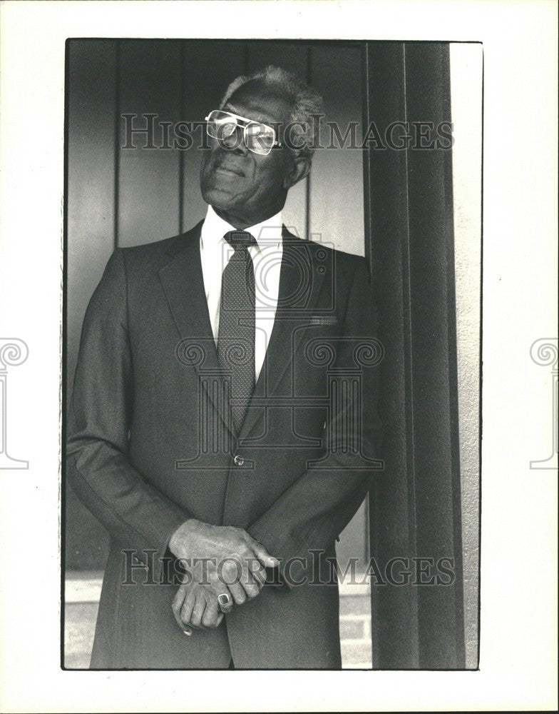 1988 Press Photo DR LIONEL F SWAN CO-FOUNDER - Historic Images