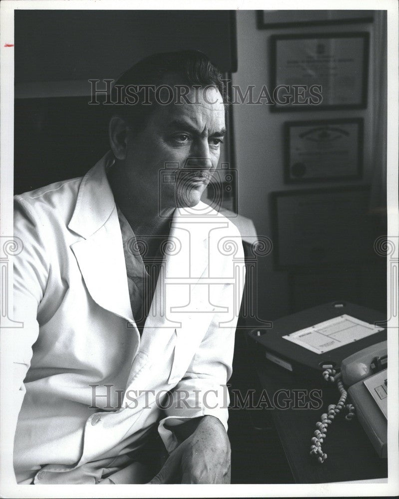 1976 Press Photo Dr. Alfred Swanson, Orthopaedics - Historic Images