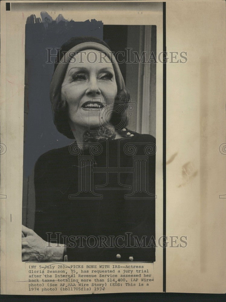 1975 Press Photo Gloria Swanson Trial IRS Back Taxes - Historic Images