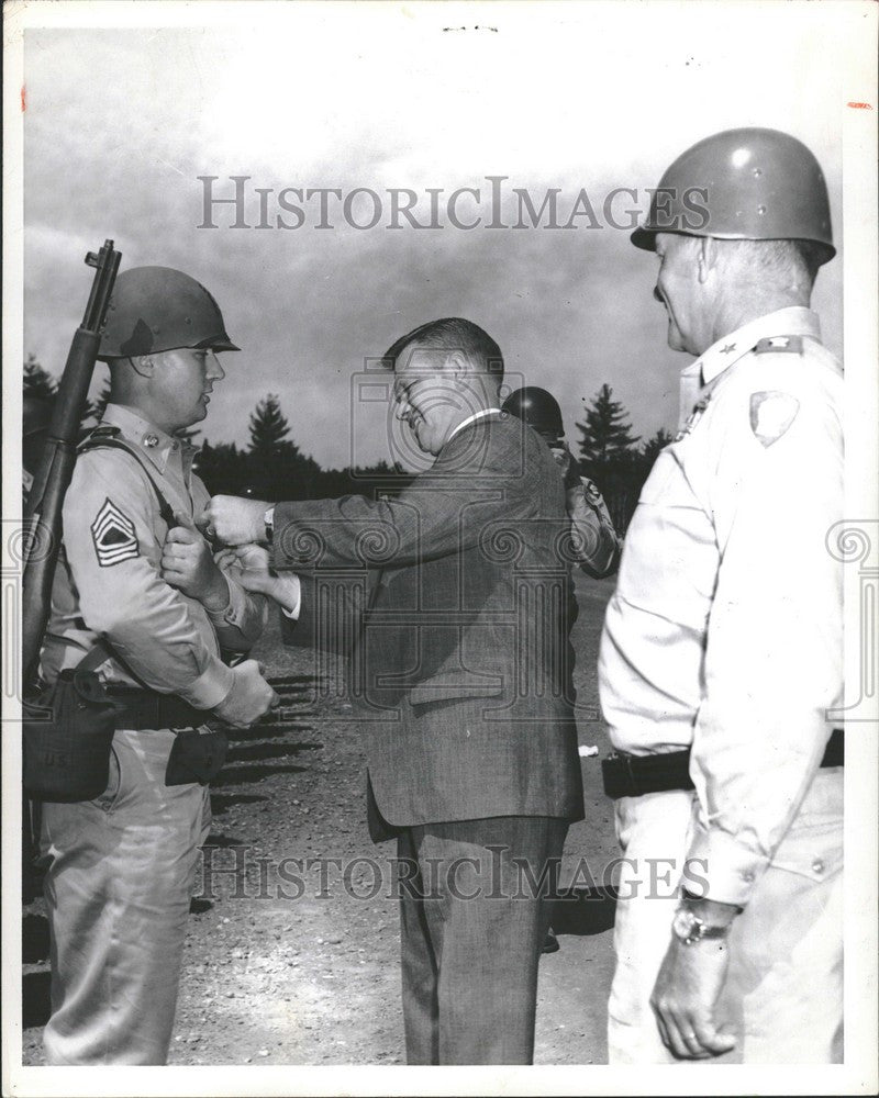 Press Photo City Man Soldier - Historic Images