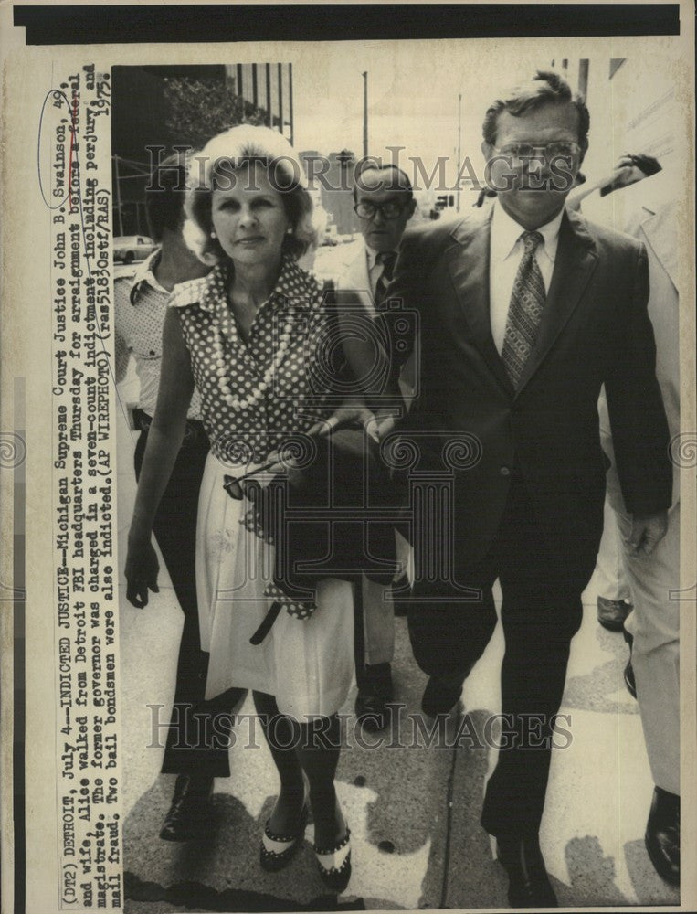 1975 Press Photo Mrs &amp;  John B Swainson charged Detroit - Historic Images