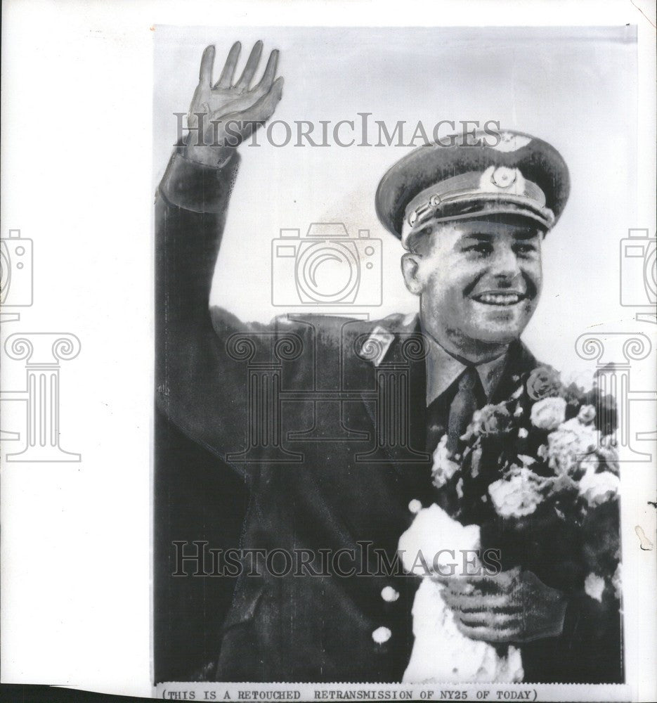 1961 Press Photo Maj.Titov cheering crowd - Historic Images