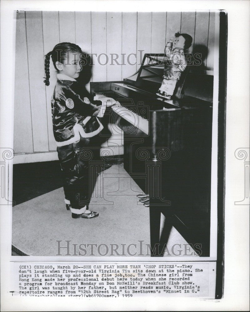 1959 Press Photo Virginia Tiu play chop sticks - Historic Images