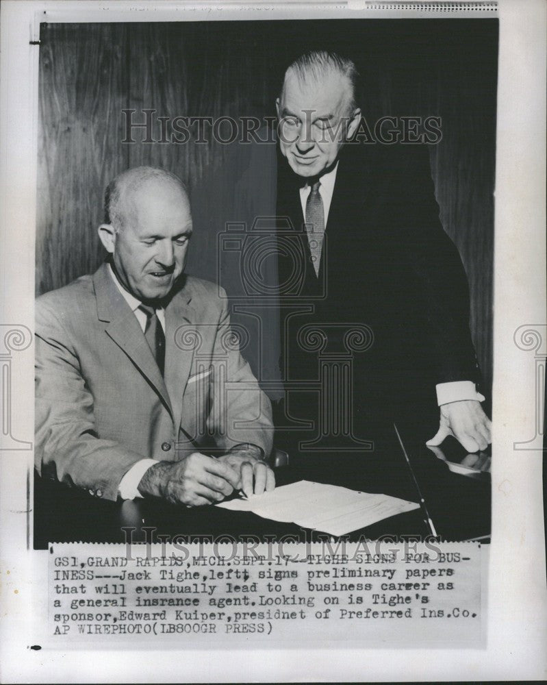 1958 Press Photo Jack Tighe Edward Kuiper SIGNS - Historic Images