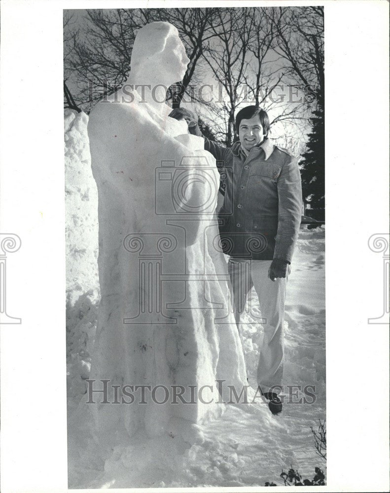 1982 Press Photo Snow Sculpt Robed Figure Jeff Kulesus - Historic Images