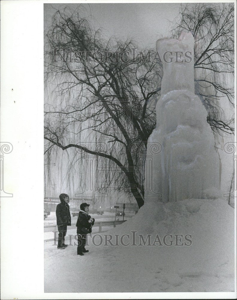 1977 Press Photo Steven Bainbudge Ace SculptureTroy - Historic Images