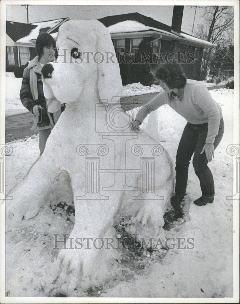 1976 Press Photo Snow Snoopy Dog Elaine Dozois Sculptor - Historic Images