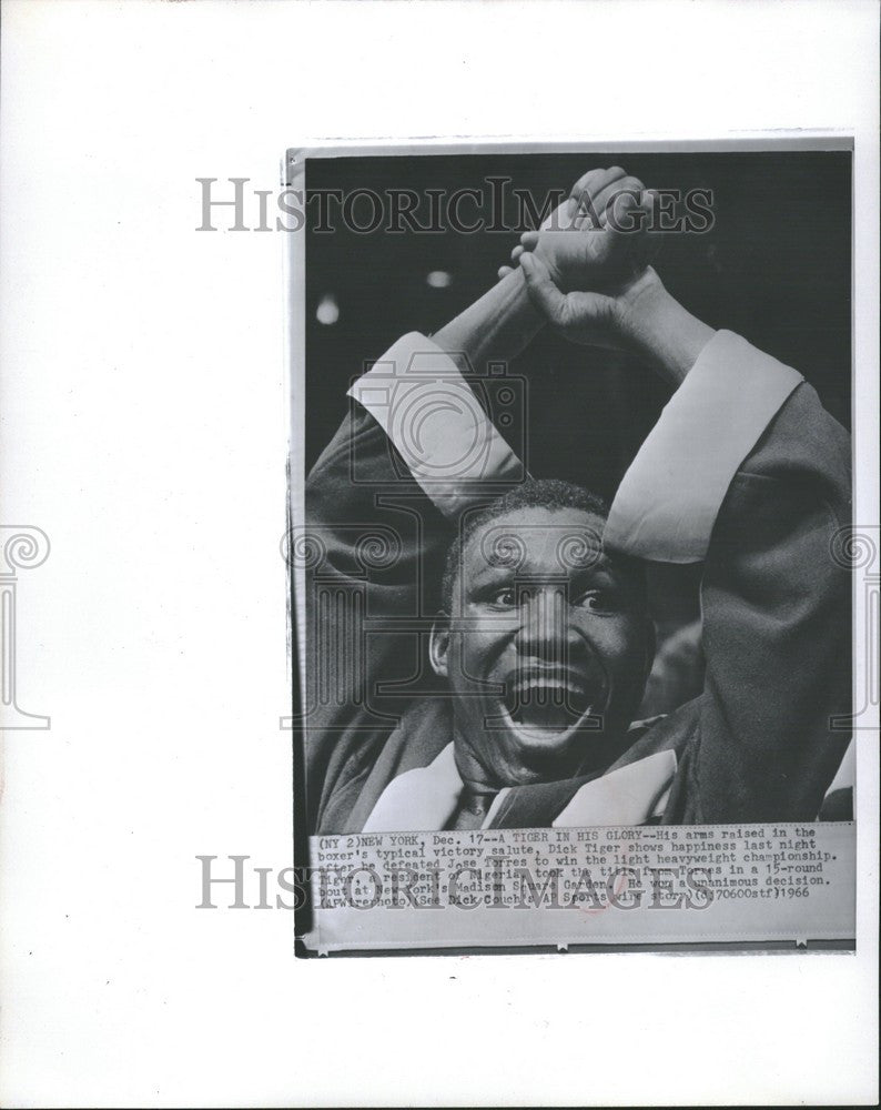 1966 Press Photo Dick Tiger boxer victory salute - Historic Images