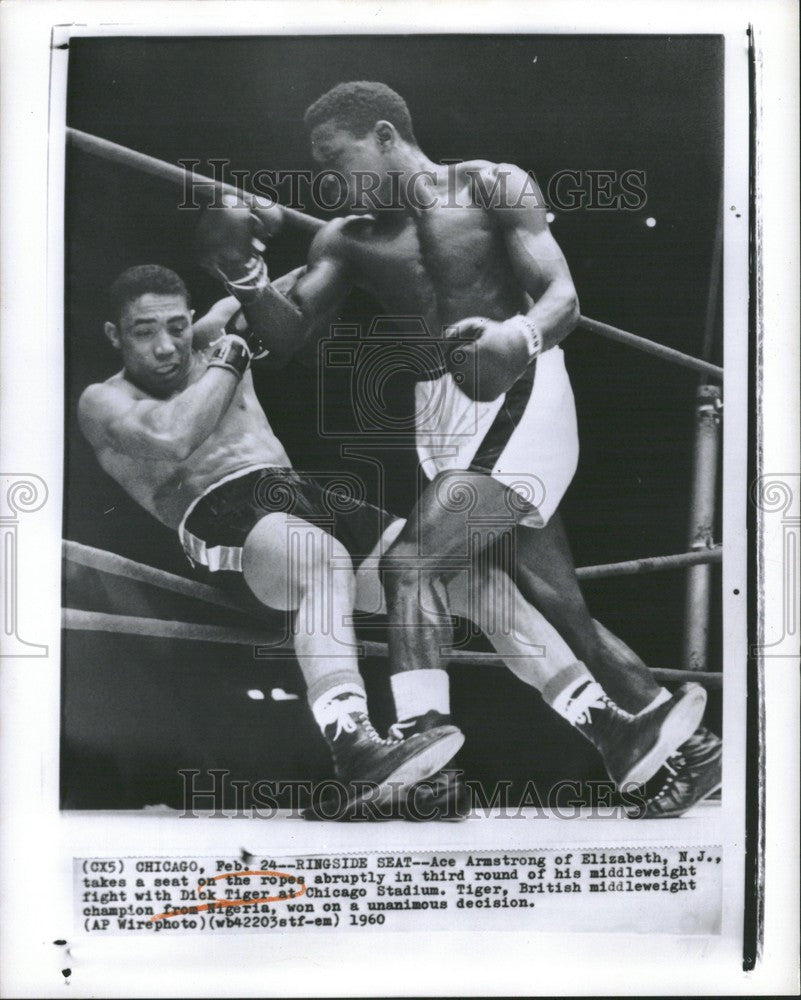 1960 Press Photo Ace Armstrong Dick Tiger fight ropes - Historic Images