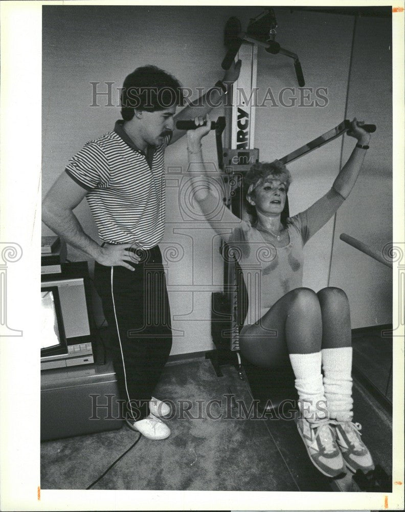 1985 Press Photo Sanya Friedman with trainer KeithLewis - Historic Images