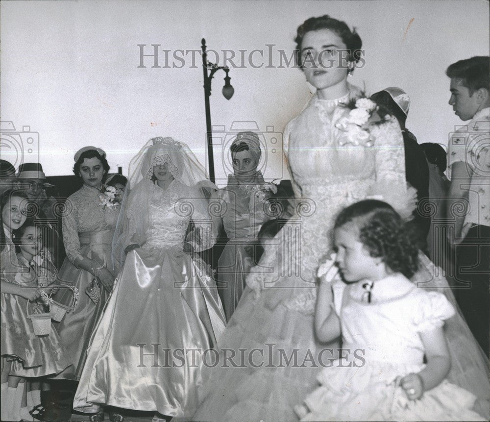 1955 Press Photo Chasidim House of worship bride - Historic Images