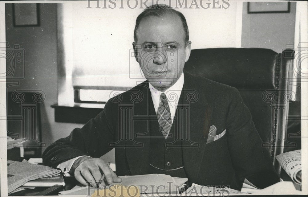 1936 Press Photo Man Desk Business Portrait - Historic Images