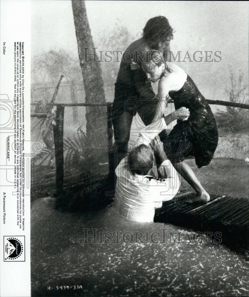 1979 Press Photo Mia Farrow in the film, "Hurricane" - Historic Images