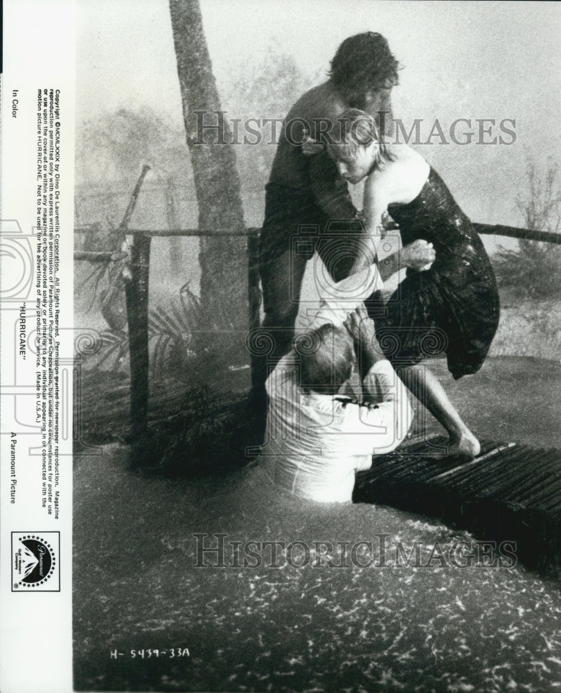 1979 Press Photo Dayton Ka&#39;ne Mia Farrow in a scene from, &quot;Hurricane&quot; - Historic Images