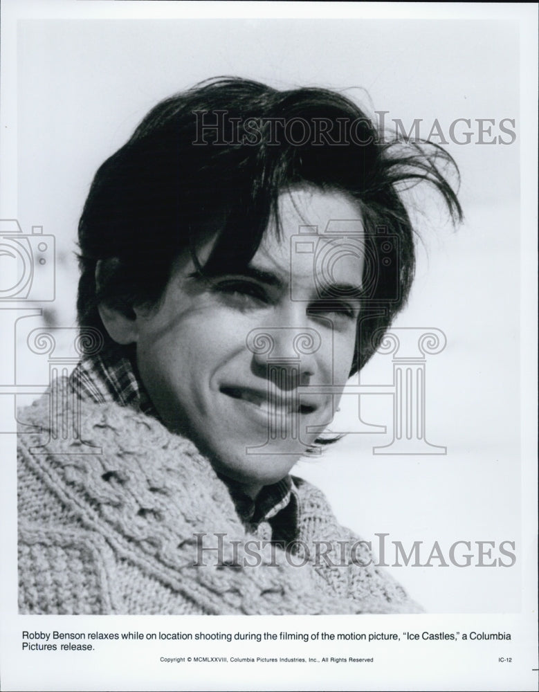 1978 Press Photo Robby Benson relaxing on location for film, Ice Castles - Historic Images