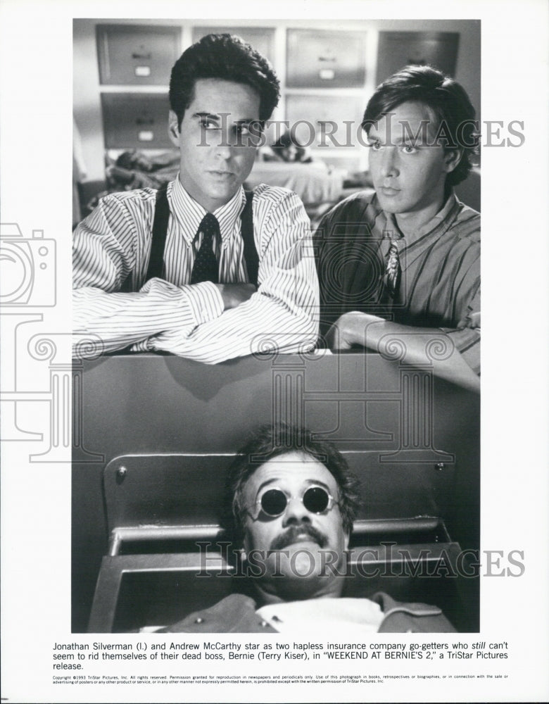 1993 Press Photo Jonathan Silverman, Andrew McCarthy in Weekend At Bernie&#39;s 2 - Historic Images