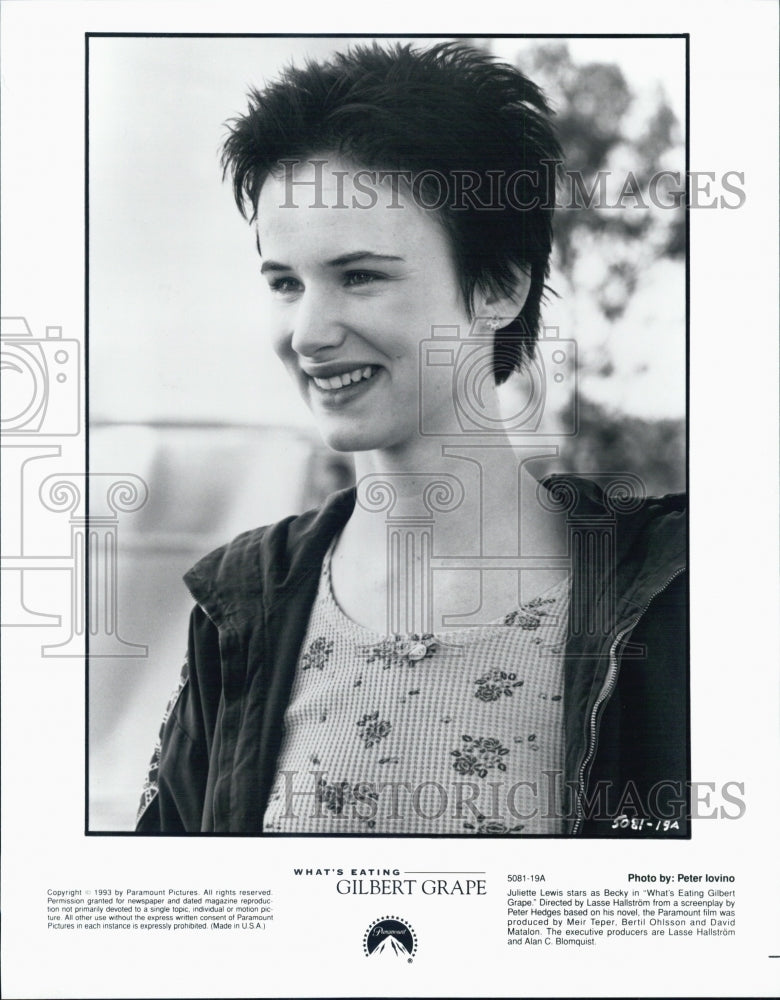 1993 Press Photo Actress Juliette Lewis in "What's Eating Gilbert Grape" Film - Historic Images