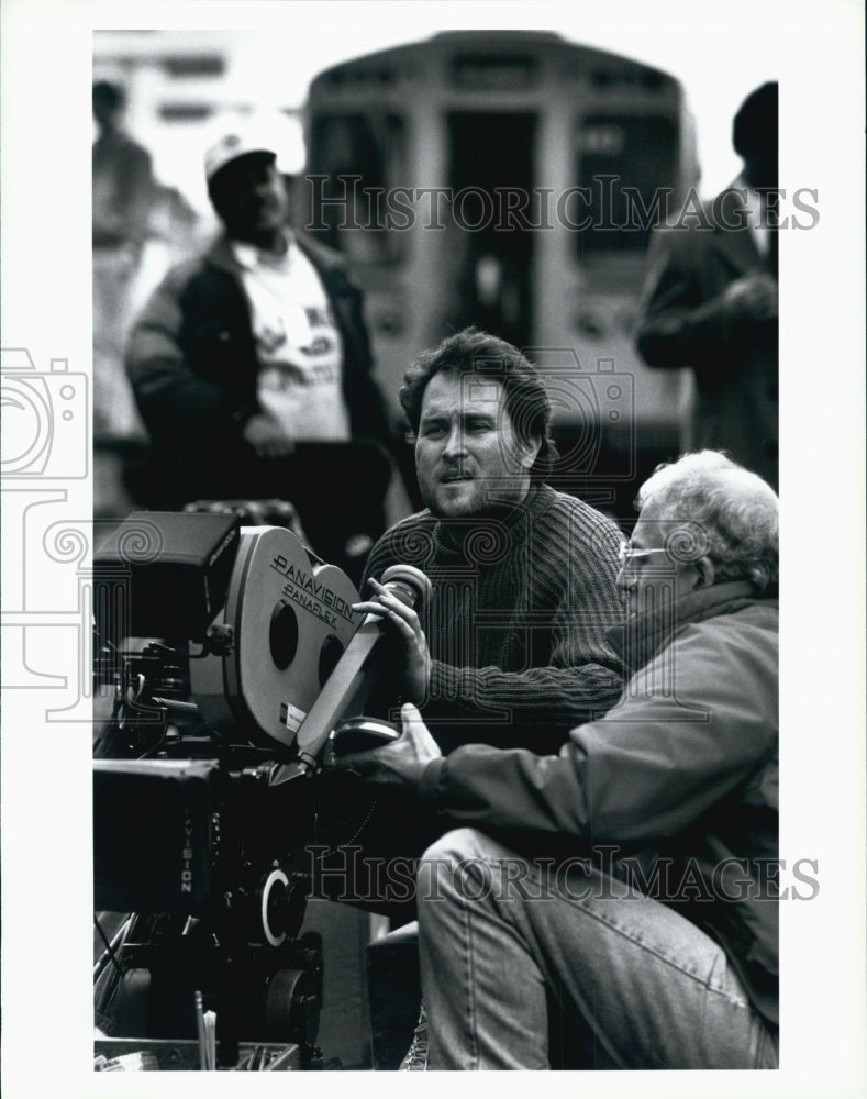 1995  Press Photo director Jon Turtletaub on set of While You Were Steeping - Historic Images