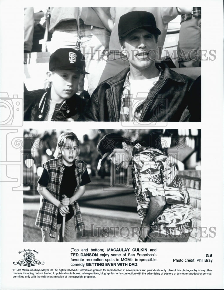 1994 Press Photo Ted Danson and Macaulay Culkin in "Getting Even With Dad" - Historic Images
