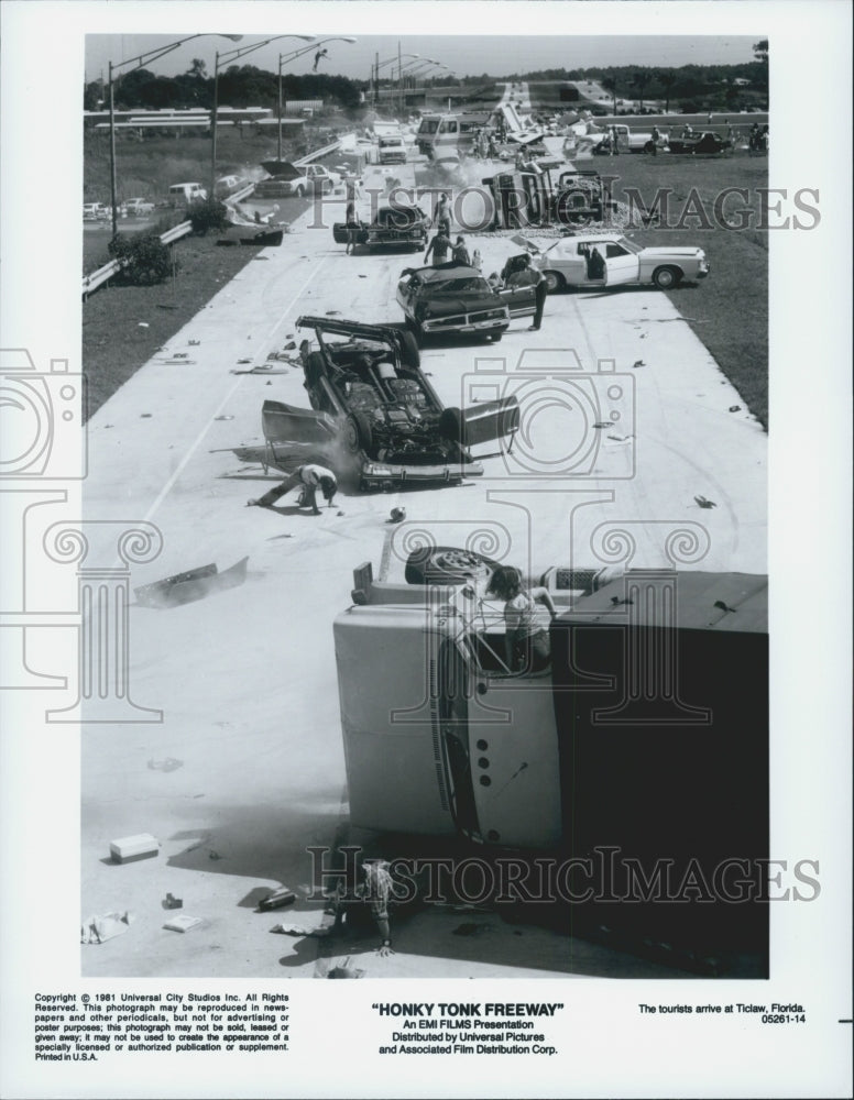 1981 Press Photo Highway Wreck Scene in &quot;Honky Tonk Freeway&quot; Film - Historic Images