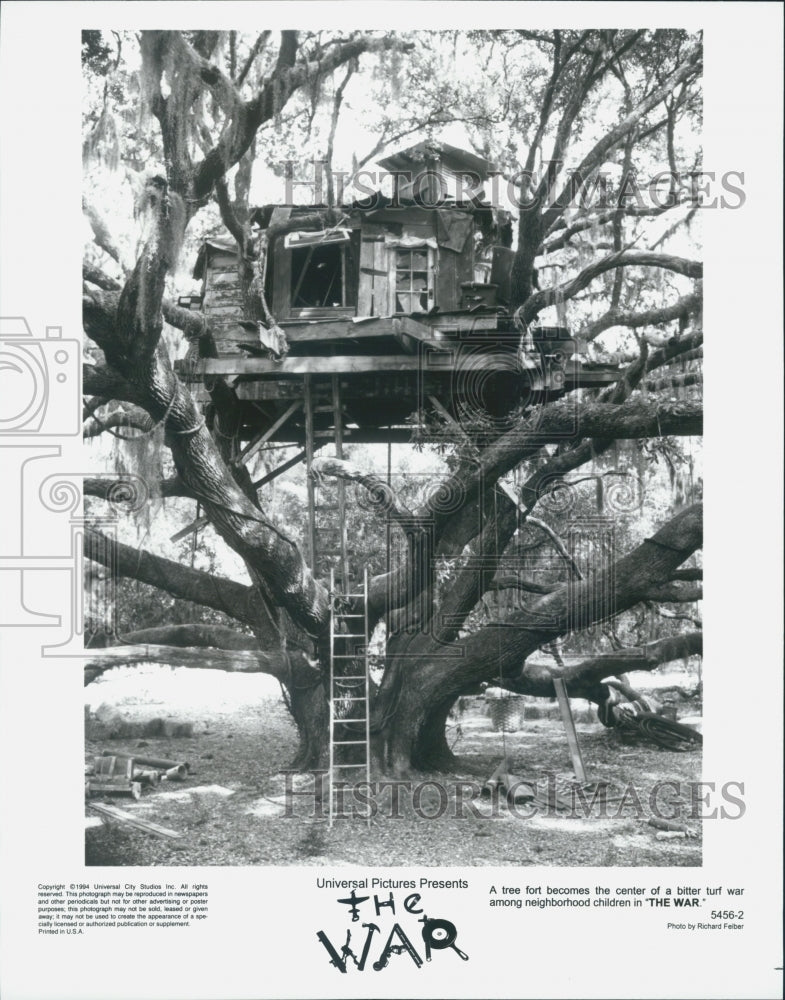 1994 Press Photo Treehouse from &quot;The War&quot; Film - DFPG01879 - Historic Images