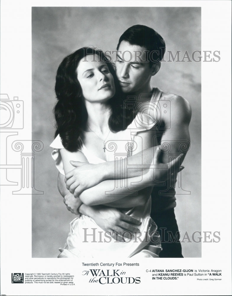 1995 Press Photo Actor Keanu Reeves, Aitana Sanchez-Gijon &quot;A Walk in the Clouds&quot; - Historic Images