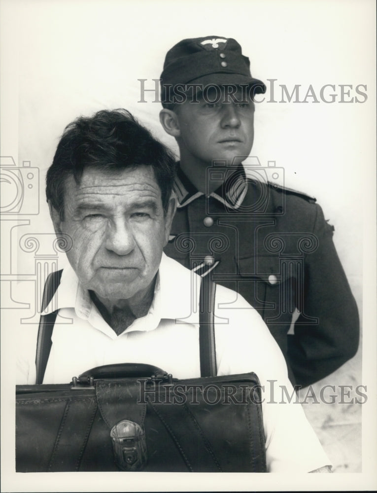 1990 Press Photo Walter Matthau and Peter Firth in &quot;The Incident&quot; - Historic Images