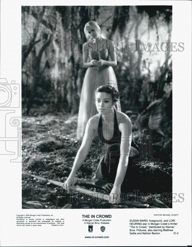 2000 Press Photo Lori Heuring and Susan Ward in a scene from, The In Crowd - Historic Images