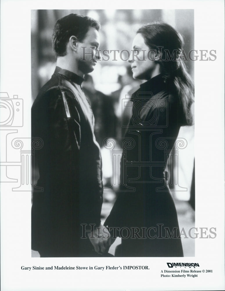 2001 Press Photo Actor Gary Sinise, Madeleine Stowe in "Impostor" Film - Historic Images