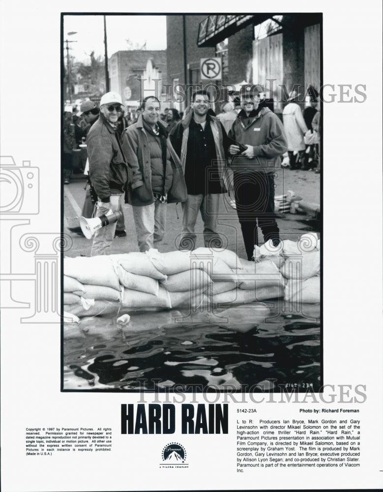 1997 Press Photo Director Mikael Solomon, Producer Ian Bryce "Hard Rain" Film - Historic Images