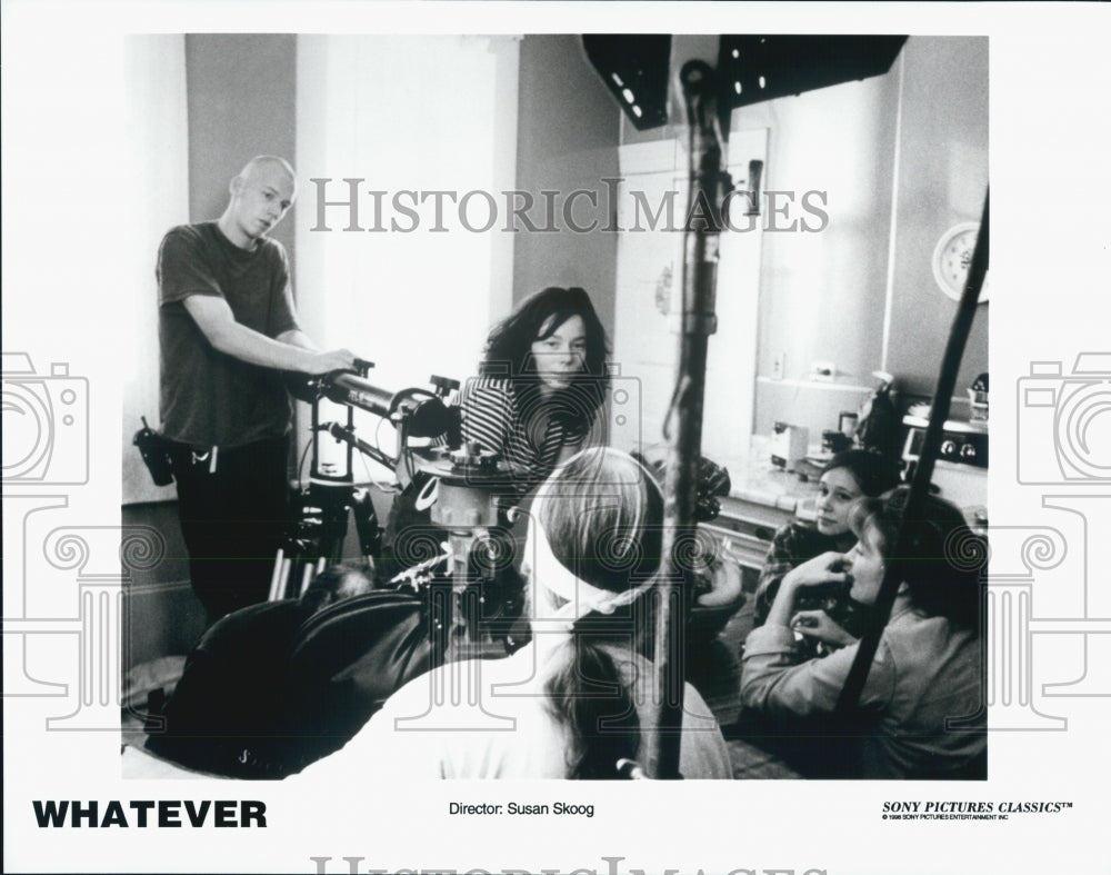 1998 Press Photo director Susan Skoog on set of the film, Whatever - Historic Images