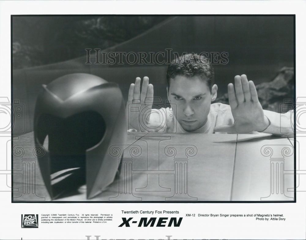 2000 Press Photo Director Bryan Singer on "X-Men" Film Set - Historic Images