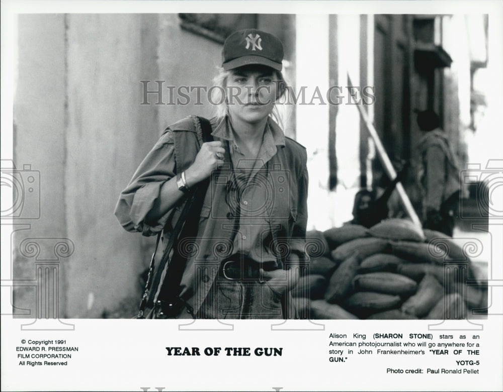 1991 Press Photo actress Sharon Stone in the film, Year of the Gun - Historic Images