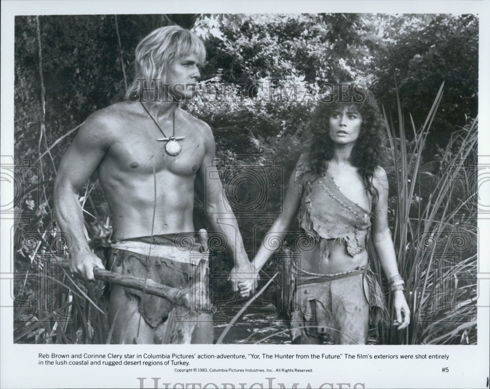 1983 Press Photo Reb Brown, Corinne Clery in &quot;Yor, The Hunter from the Future&quot; - Historic Images