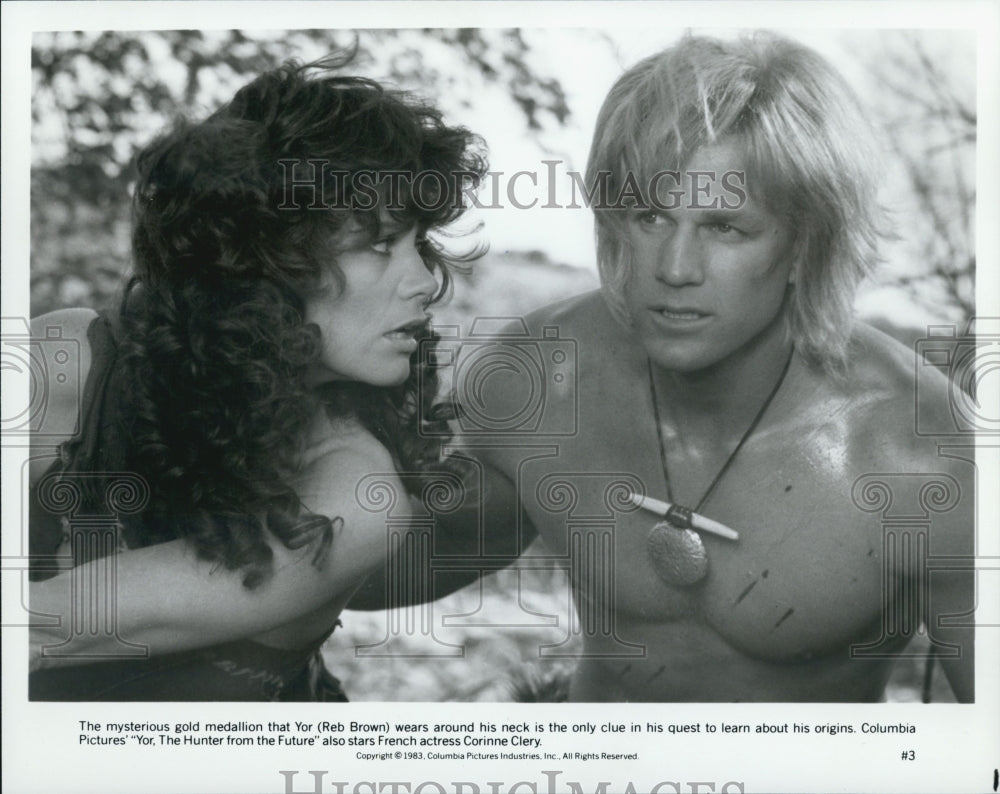 1983 Press Photo Reb Brown & Corinne Clery in "Yor, The Hunter from the Future" - Historic Images