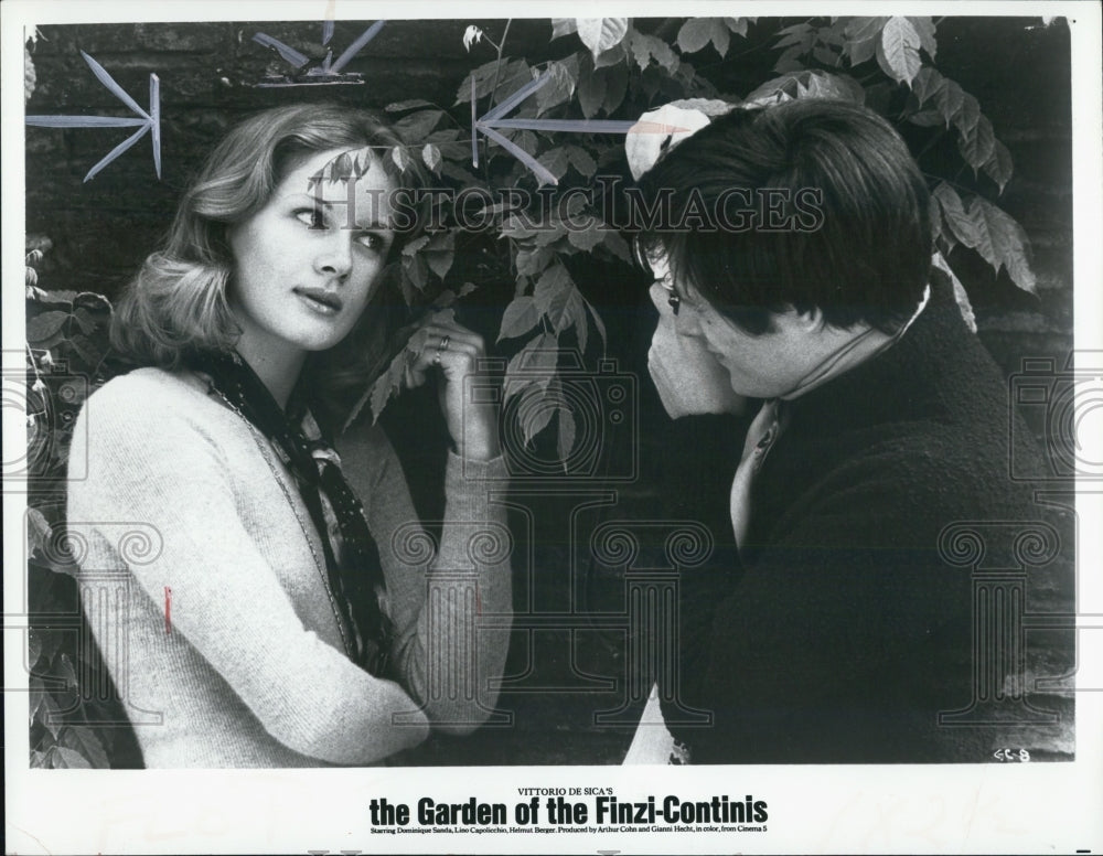 Press Photo Dominique Sands and Leo Cagolichio in &quot;Garden of the Finzi Continis&quot; - Historic Images