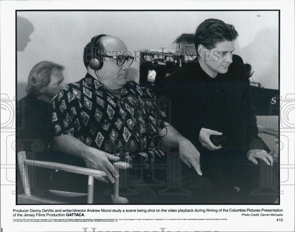 1997 Press Photo Danny Devito Producer Andrew Nichol Director Writer "Gattaca" - Historic Images