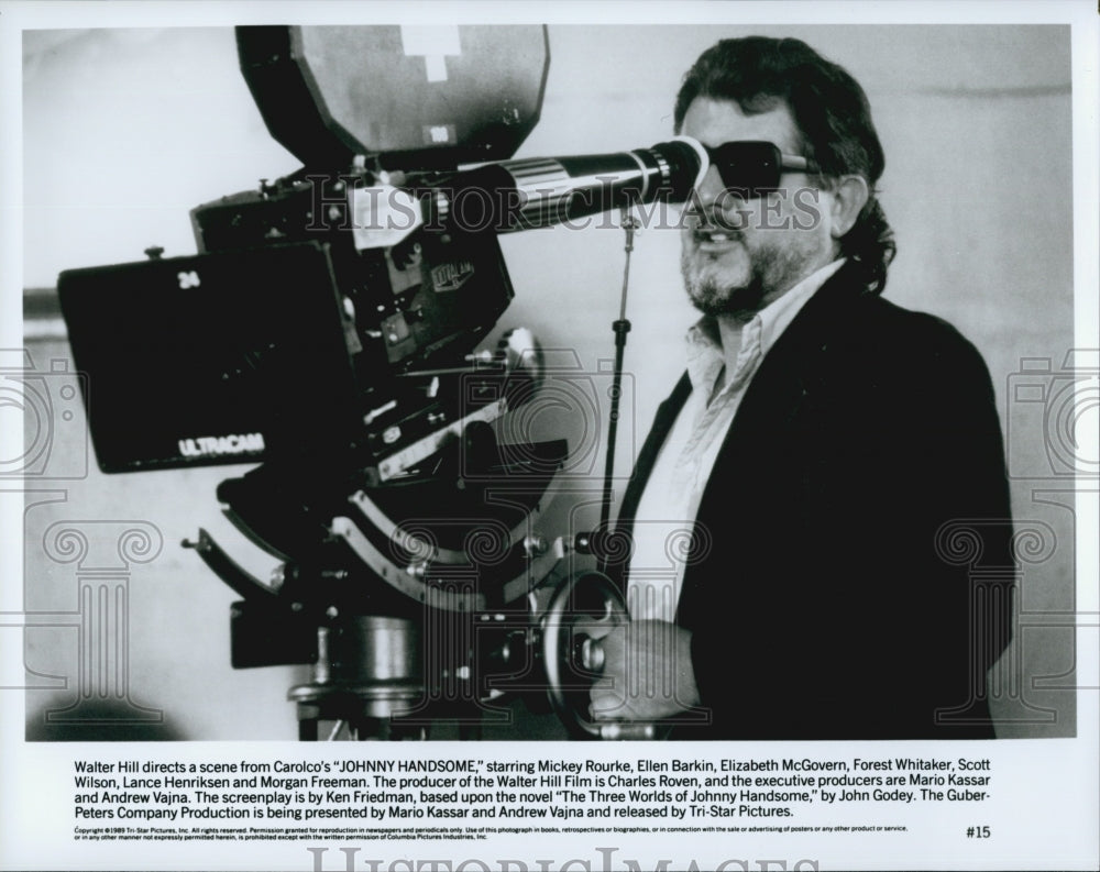 1989 Press Photo Walter Hill directs a scene in &quot;Johnny Handsome&quot; - Historic Images