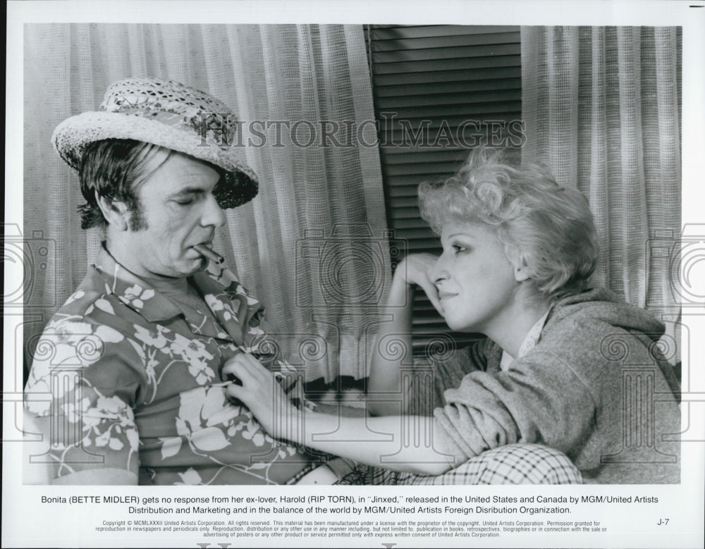19982 Press Photo Bette Midler and Rip Torn in "Jinxed" - Historic Images