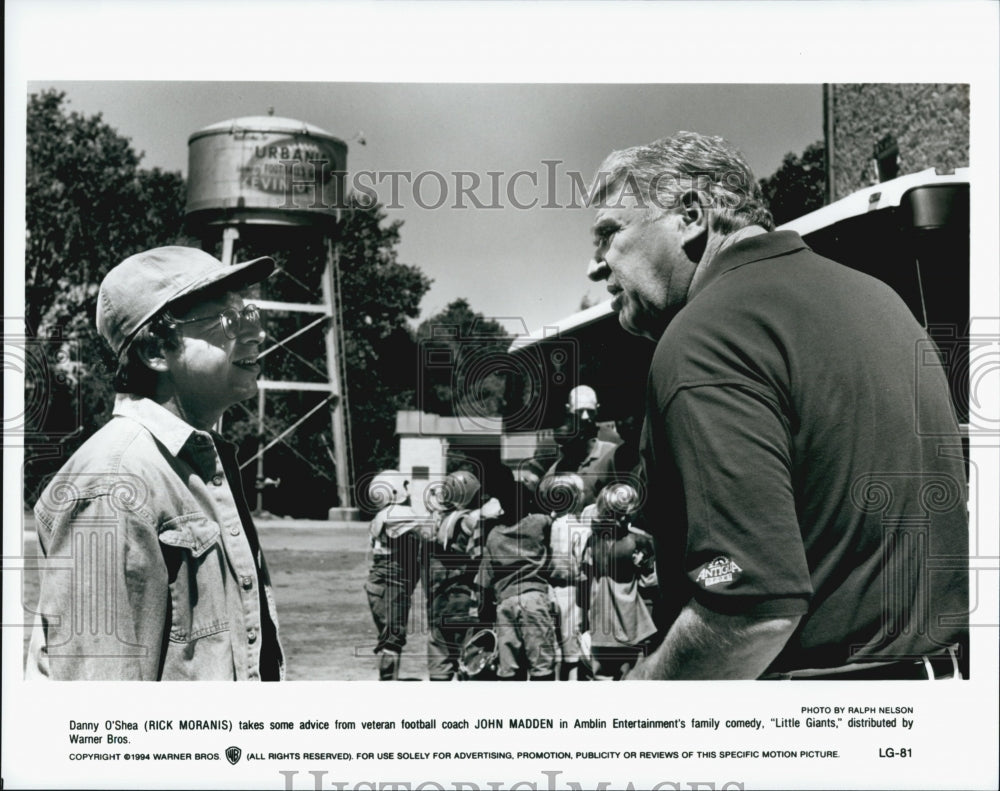 1994 Press Photo Rick Morranis and John Madden in &quot;Little Giants&quot; - Historic Images