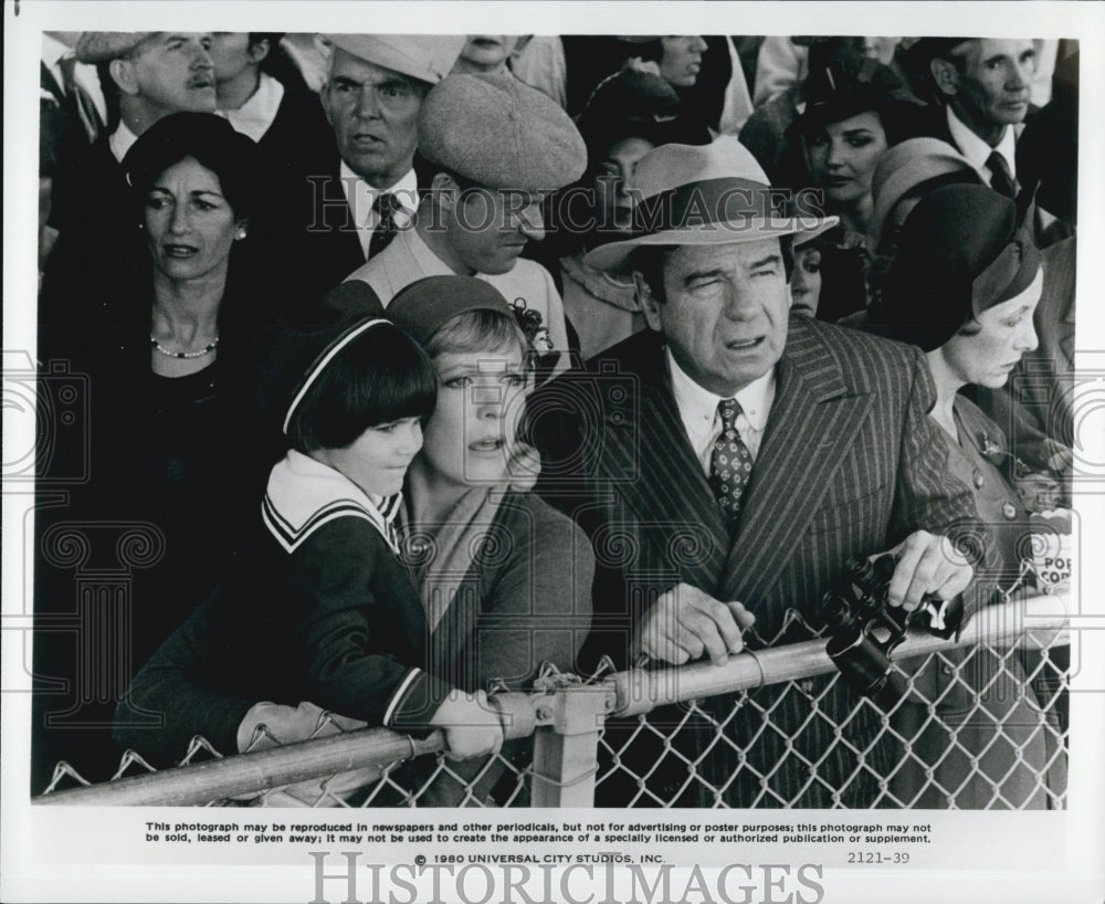 1980 Press Photo Universal City Studios A Man, Woman and Child in a Crowd - Historic Images