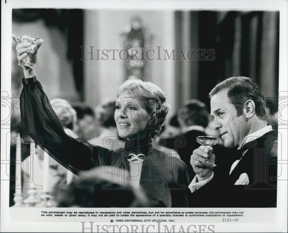 1980 Press Photo Julie Andrews and Tony Curtis in &quot;Little Miss Marker&quot; - Historic Images