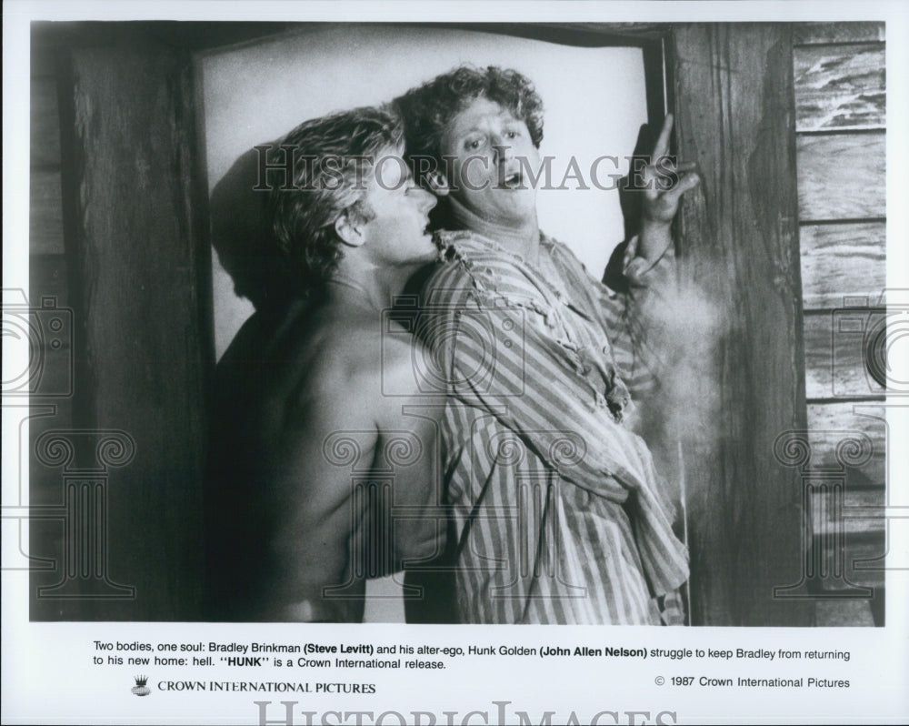 1987 Press Photo Steve Levitt & John Allen Nelson in "Hunk" - Historic Images