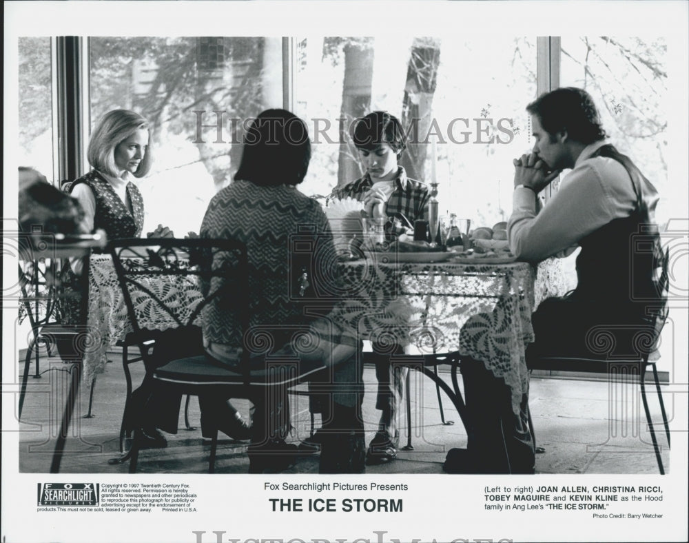 1997 Press Photo "The Ice Storm" Joan Allen Kevin Kline Tobey Maguire Actor - Historic Images