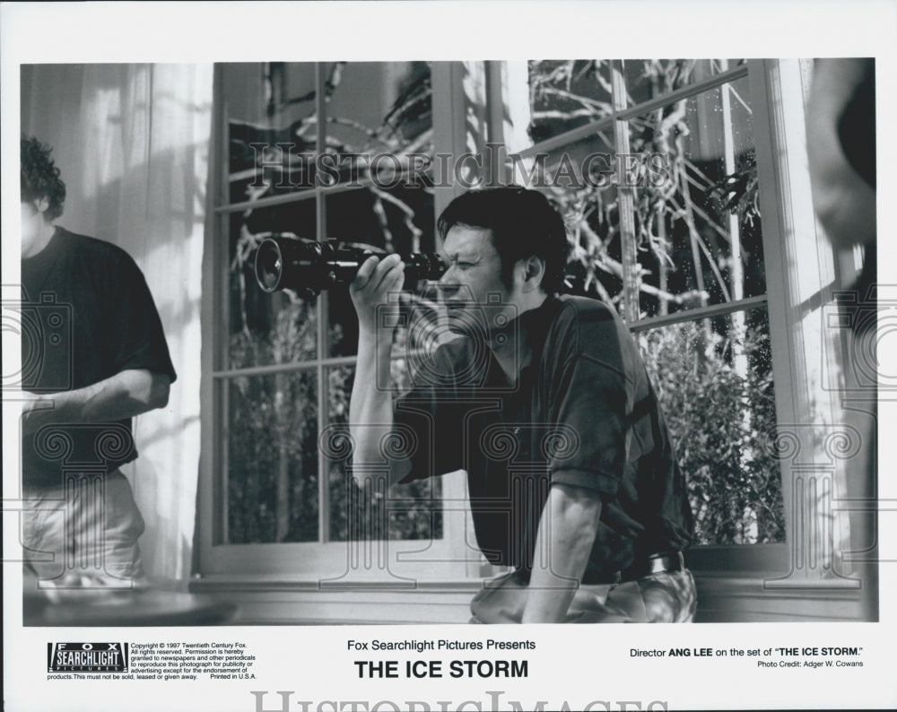 1997 Press Photo &quot;The Ice Storm&quot; Dir. Ang Lee on set - Historic Images