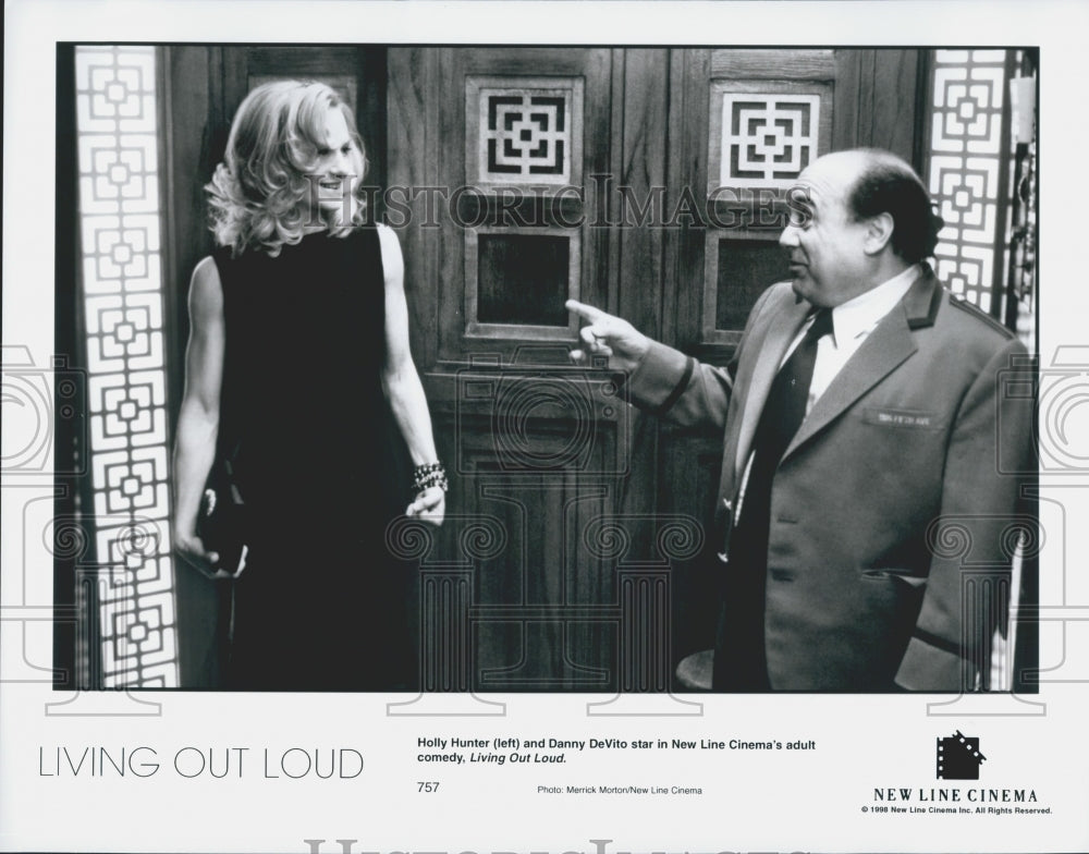 1998 Press Photo Holly Hunter and Danny DeVito in &quot;Living Out Loud&quot; - Historic Images